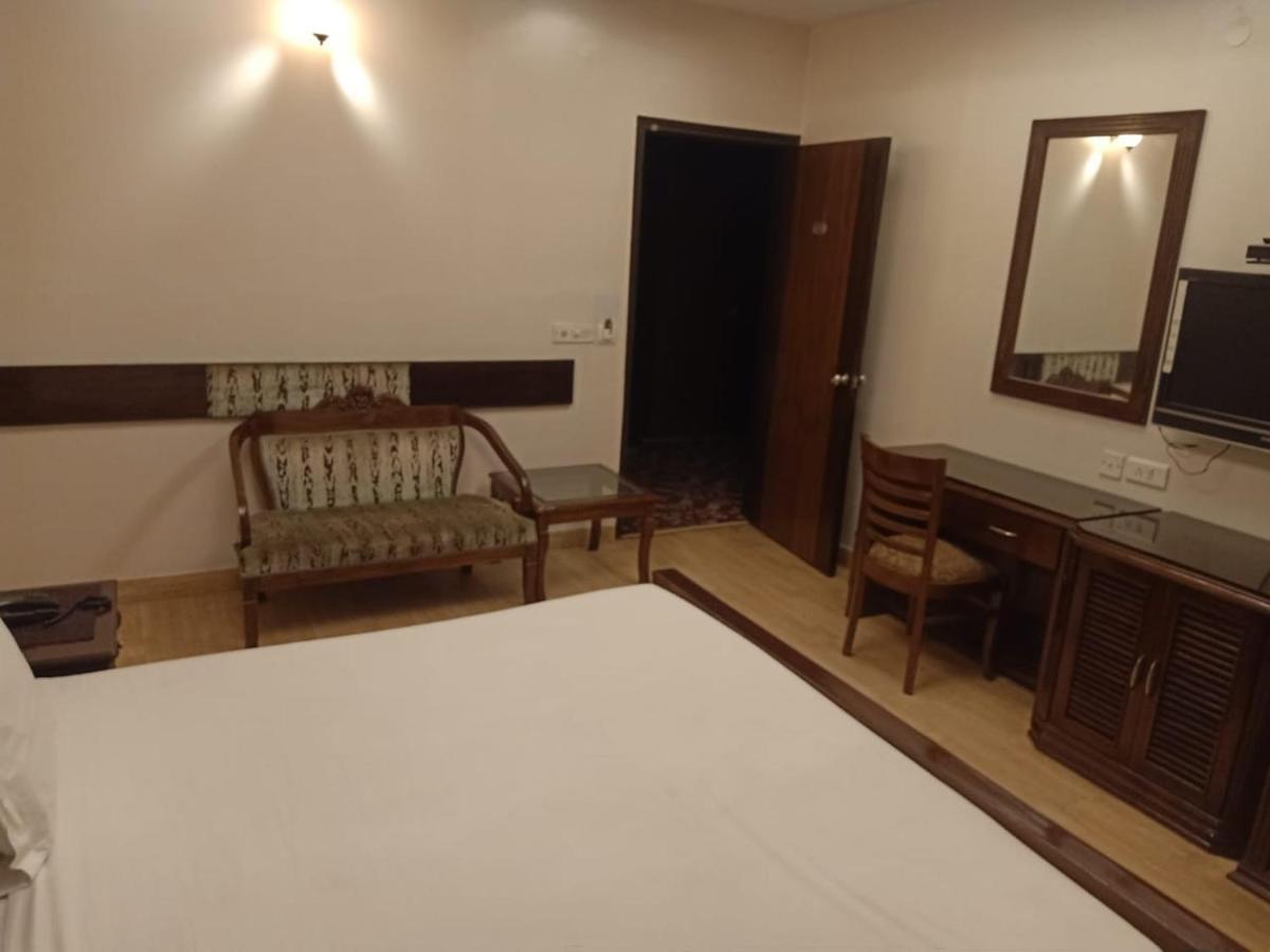 Hotel Clark Heights Nowe Delhi Zewnętrze zdjęcie