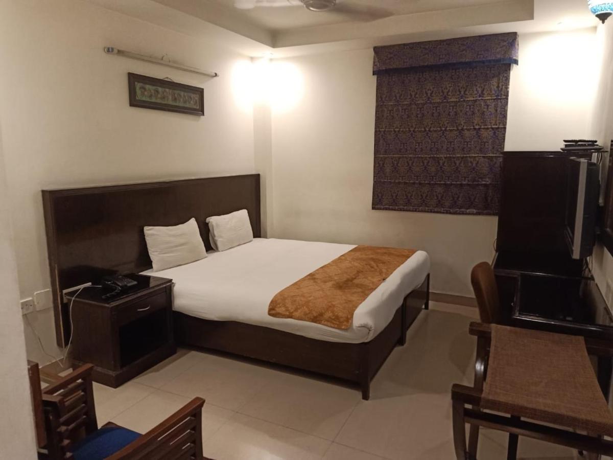Hotel Clark Heights Nowe Delhi Zewnętrze zdjęcie