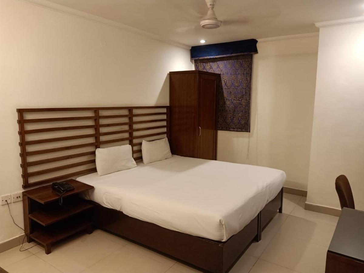 Hotel Clark Heights Nowe Delhi Zewnętrze zdjęcie